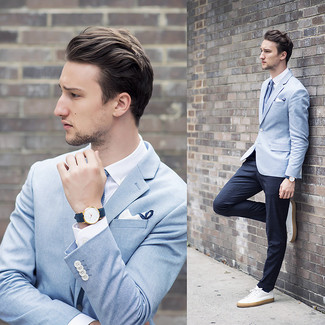 Une chemise de ville à porter avec un blazer bleu clair: Choisis un blazer bleu clair et une chemise de ville pour dégager classe et sophistication. Une paire de baskets basses en cuir blanches apporte une touche de décontraction à l'ensemble.