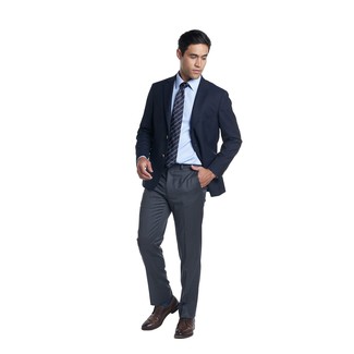 Comment porter un blazer bleu marine avec un pantalon de costume gris: Associe un blazer bleu marine avec un pantalon de costume gris pour dégager classe et sophistication. Une paire de chaussures derby en cuir marron foncé est une option génial pour complèter cette tenue.