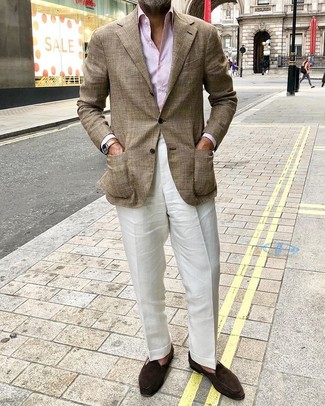 Comment porter un pantalon de costume en lin blanc: Associe un blazer écossais marron avec un pantalon de costume en lin blanc pour une silhouette classique et raffinée. Une paire de slippers en daim marron foncé est une option avisé pour complèter cette tenue.