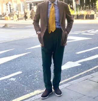 Comment porter une cravate jaune pour un style elégantes quand il fait chaud: Fais l'expérience d'un style classique avec un blazer à carreaux marron et une cravate jaune. Termine ce look avec une paire de slippers en daim marron foncé.