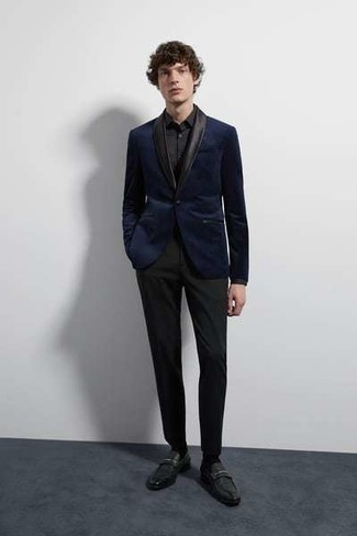 Comment porter un blazer en velours bleu marine: Harmonise un blazer en velours bleu marine avec un pantalon de costume noir pour dégager classe et sophistication. Une paire de slippers en cuir noirs est une option génial pour complèter cette tenue.