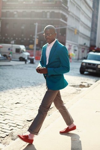 Comment porter un blazer bleu canard: Pense à opter pour un blazer bleu canard et un pantalon de costume marron pour un look pointu et élégant. Termine ce look avec une paire de mocassins à pampilles en daim rouges.
