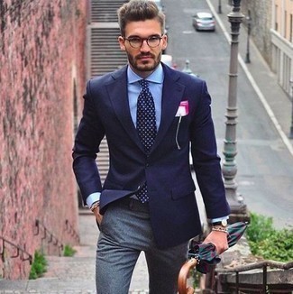 Comment porter un blazer bleu avec un pantalon gris en été à 30 ans: Harmonise un blazer bleu avec un pantalon gris pour dégager classe et sophistication. En été cette tenue est un must have.