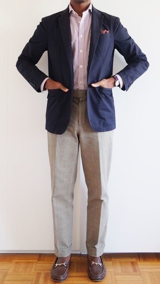Comment porter un pantalon de costume en laine écossais gris: Associe un blazer bleu marine avec un pantalon de costume en laine écossais gris pour dégager classe et sophistication. Une paire de slippers en cuir marron foncé est une option parfait pour complèter cette tenue.
