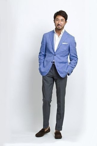Comment porter des mocassins: Pense à opter pour un blazer bleu clair et un pantalon de costume gris foncé pour un look pointu et élégant. Tu veux y aller doucement avec les chaussures? Choisis une paire de mocassins pour la journée.