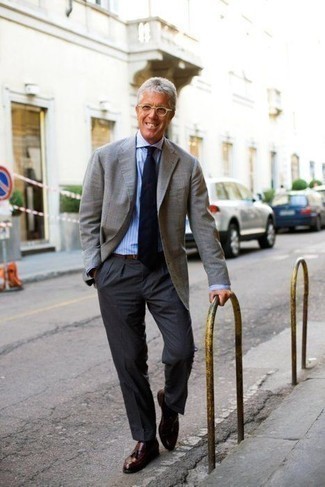Comment porter des slippers pour un style elégantes quand il fait chaud après 60 ans: Essaie d'harmoniser un blazer gris avec un pantalon de costume gris foncé pour un look classique et élégant. Une paire de slippers est une option avisé pour complèter cette tenue.