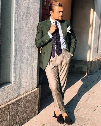 Comment porter une cravate á pois pourpre: Pense à opter pour un blazer vert foncé et une cravate á pois pourpre pour un look classique et élégant. Termine ce look avec une paire de slippers en daim noirs.