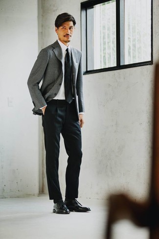 Comment porter une cravate noire: Choisis un blazer en pied-de-poule noir et blanc et une cravate noire pour un look pointu et élégant. Une paire de chaussures derby en cuir noires est une option astucieux pour complèter cette tenue.