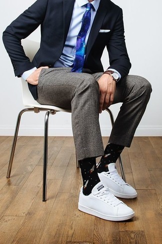 Comment porter une cravate imprimée bleue: Choisis un blazer noir et une cravate imprimée bleue pour un look classique et élégant. Tu veux y aller doucement avec les chaussures? Opte pour une paire de baskets basses en cuir blanches pour la journée.