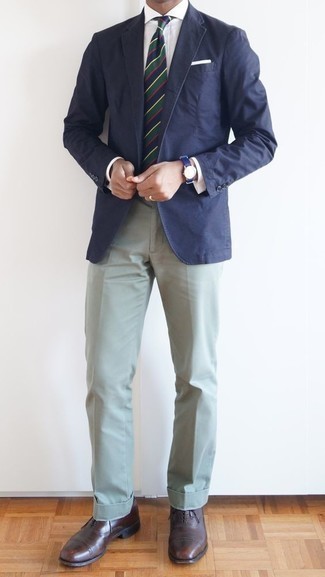 Comment porter un pantalon de costume vert: Harmonise un blazer bleu marine avec un pantalon de costume vert pour un look classique et élégant. Une paire de chaussures richelieu en cuir marron foncé est une option judicieux pour complèter cette tenue.