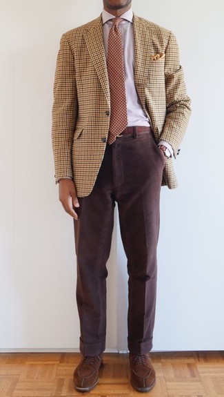 Comment porter une cravate á pois marron: Opte pour un blazer en pied-de-poule marron clair avec une cravate á pois marron pour un look classique et élégant. Une paire de chaussures derby en daim marron est une option judicieux pour complèter cette tenue.