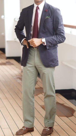 Comment porter des slippers en cuir marron: Choisis un blazer bleu marine et un pantalon de costume vert menthe pour un look classique et élégant. Cette tenue se complète parfaitement avec une paire de slippers en cuir marron.