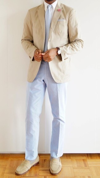 Comment porter un blazer beige avec une chemise de ville blanche à 30 ans: Harmonise un blazer beige avec une chemise de ville blanche pour un look pointu et élégant. Une paire de slippers en daim beiges est une option judicieux pour complèter cette tenue.