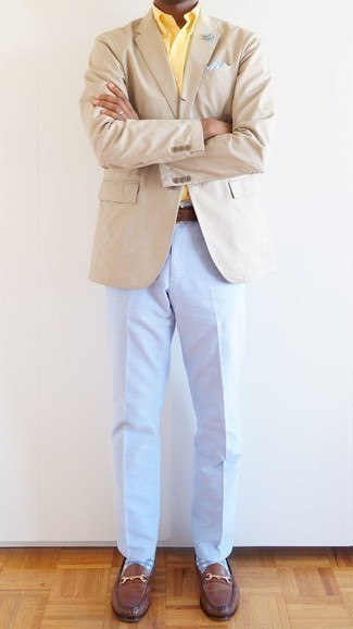 Comment porter des slippers en cuir marron: Harmonise un blazer beige avec un pantalon de costume bleu clair pour une silhouette classique et raffinée. Une paire de slippers en cuir marron est une option génial pour complèter cette tenue.