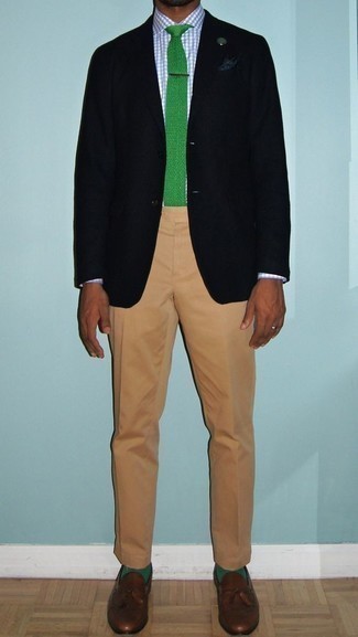Comment porter des chaussettes vert menthe: Pense à porter un blazer noir et des chaussettes vert menthe pour une tenue relax mais stylée. Une paire de mocassins à pampilles en cuir marron apportera une esthétique classique à l'ensemble.