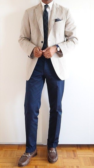 Comment porter une cravate écossaise bleu marine et blanc: Pense à porter un blazer à rayures verticales beige et une cravate écossaise bleu marine et blanc pour dégager classe et sophistication. Assortis ce look avec une paire de slippers en cuir marron foncé.