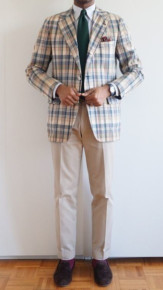 Comment porter un blazer écossais blanc et bleu: Essaie d'harmoniser un blazer écossais blanc et bleu avec un pantalon de costume beige pour un look classique et élégant. Cette tenue se complète parfaitement avec une paire de slippers en daim marron foncé.