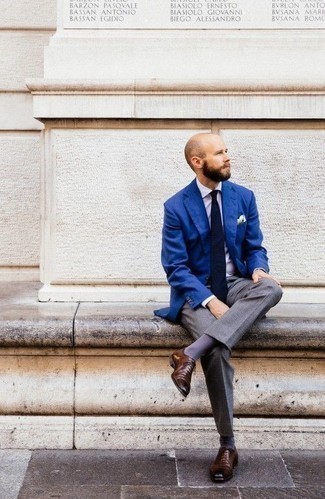 Comment porter un blazer bleu avec un pantalon gris à 30 ans: Opte pour un blazer bleu avec un pantalon gris pour dégager classe et sophistication. Une paire de chaussures richelieu en cuir marron foncé rendra élégant même le plus décontracté des looks.