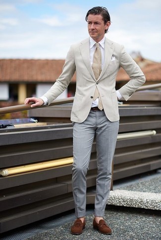 Comment porter une cravate marron clair: Opte pour un blazer beige avec une cravate marron clair pour dégager classe et sophistication. Une paire de slippers en daim marron apportera un joli contraste avec le reste du look.
