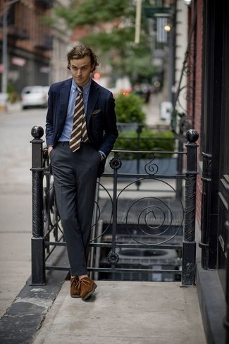 Comment porter une cravate à rayures horizontales tabac: Essaie d'associer un blazer bleu marine avec une cravate à rayures horizontales tabac pour un look pointu et élégant. Une paire de chaussures derby en daim marron est une option parfait pour complèter cette tenue.