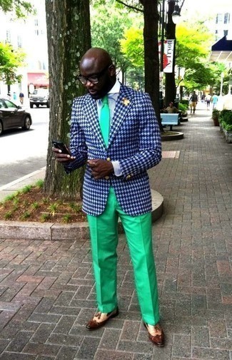 Comment porter une cravate verte: Harmonise un blazer bleu marine et blanc avec une cravate verte pour un look pointu et élégant. Une paire de mocassins à pampilles en cuir marron est une option génial pour complèter cette tenue.