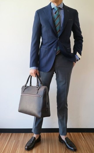 Comment porter un pantalon de costume gris après 40 ans: Associe un blazer bleu marine avec un pantalon de costume gris pour une silhouette classique et raffinée. Termine ce look avec une paire de slippers en cuir noirs.