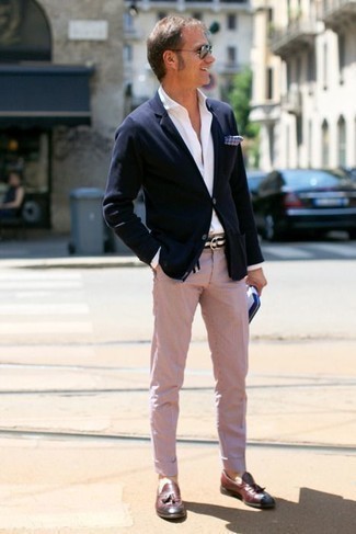 Comment porter un pantalon de costume rose: Associe un blazer bleu marine avec un pantalon de costume rose pour une silhouette classique et raffinée. Complète ce look avec une paire de mocassins à pampilles en cuir bordeaux.