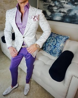 Comment porter des slippers en cuir blancs: Harmonise un blazer blanc avec un pantalon de costume violet pour dégager classe et sophistication. Une paire de slippers en cuir blancs est une option parfait pour complèter cette tenue.