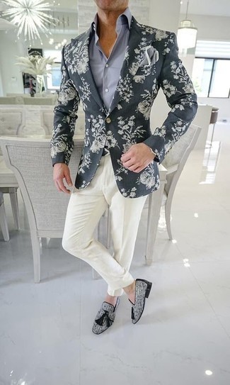 Comment porter un blazer gris foncé: Pense à associer un blazer gris foncé avec un pantalon de costume blanc pour dégager classe et sophistication. Une paire de mocassins à pampilles en toile gris est une option génial pour complèter cette tenue.