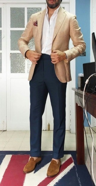 Comment porter un blazer beige après 40 ans: Opte pour un blazer beige avec un pantalon de costume bleu marine pour dégager classe et sophistication. Une paire de slippers en daim marron clair est une option parfait pour complèter cette tenue.