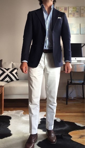 Comment porter un pantalon de costume blanc avec des slippers en cuir marron: Essaie d'harmoniser un blazer bleu marine avec un pantalon de costume blanc pour une silhouette classique et raffinée. Une paire de slippers en cuir marron est une option génial pour complèter cette tenue.
