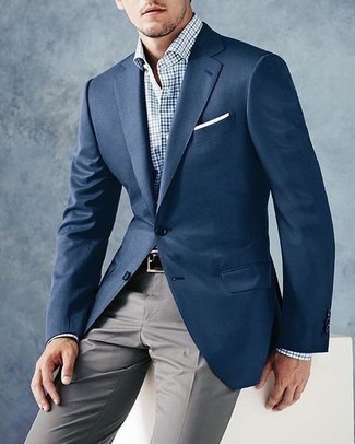 Comment porter un blazer bleu marine avec un pantalon de costume gris en été: Pense à porter un blazer bleu marine et un pantalon de costume gris pour un look classique et élégant. Nous trouvons cette tenue canon pour pour les journées estivales.
