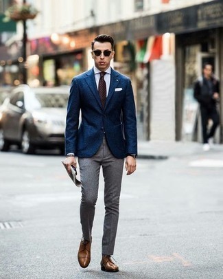 Comment porter une cravate á pois marron foncé pour un style elégantes en été à 30 ans: Harmonise un blazer bleu marine avec une cravate á pois marron foncé pour un look pointu et élégant. Une paire de chaussures derby en cuir marron est une option génial pour complèter cette tenue. Bref, ce look d'été est sublime.