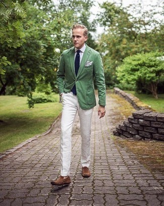 Comment porter un blazer vert menthe: Essaie d'harmoniser un blazer vert menthe avec un pantalon de costume blanc pour dégager classe et sophistication. Tu veux y aller doucement avec les chaussures? Fais d'une paire de mocassins en daim marron ton choix de souliers pour la journée.