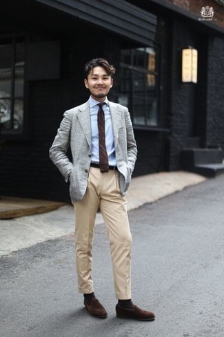 Comment porter un blazer gris pour un style elégantes: Pense à porter un blazer gris et un pantalon de costume marron clair pour un look pointu et élégant. Complète ce look avec une paire de slippers en daim marron foncé.