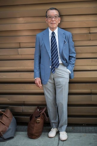 Comment porter des baskets basses en toile blanc et marron après 60 ans: Essaie d'harmoniser un blazer bleu clair avec un pantalon de costume gris pour un look pointu et élégant. Si tu veux éviter un look trop formel, choisis une paire de baskets basses en toile blanc et marron.