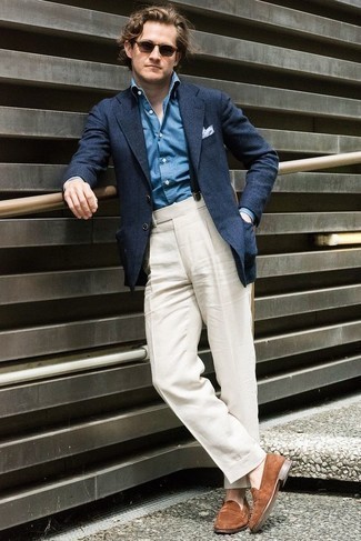 Comment porter une chemise de ville bleue à 30 ans: Pense à harmoniser une chemise de ville bleue avec un pantalon de costume blanc pour une silhouette classique et raffinée. Si tu veux éviter un look trop formel, opte pour une paire de slippers en daim marron.