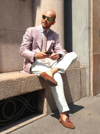 Comment porter un blazer rose: Associe un blazer rose avec un pantalon de costume blanc pour un look classique et élégant. Assortis ce look avec une paire de slippers en daim tabac.
