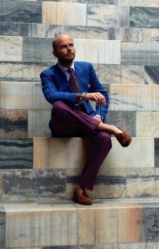 Comment porter un pantalon de costume violet: Harmonise un blazer bleu avec un pantalon de costume violet pour dégager classe et sophistication. Une paire de slippers en daim tabac est une option avisé pour complèter cette tenue.