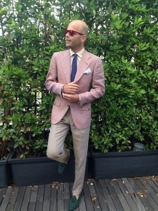 Comment porter un blazer rose: L'association d'un blazer rose et d'un pantalon de costume beige peut te démarquer de la foule. Une paire de slippers en daim vert foncé s'intégrera de manière fluide à une grande variété de tenues.