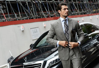 Associer un blazer gris et un pantalon de costume gris créera un look pointu et élégant.