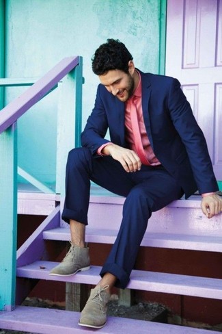 Comment porter une cravate rose: Essaie d'associer un blazer bleu marine avec une cravate rose pour un look classique et élégant. Pourquoi ne pas ajouter une paire de bottines chukka en daim grises à l'ensemble pour une allure plus décontractée?