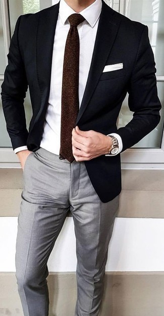 Comment porter un pantalon de costume gris en été à 30 ans: Essaie d'harmoniser un blazer noir avec un pantalon de costume gris pour un look pointu et élégant. On aime cette tenue super, tellement estivale.