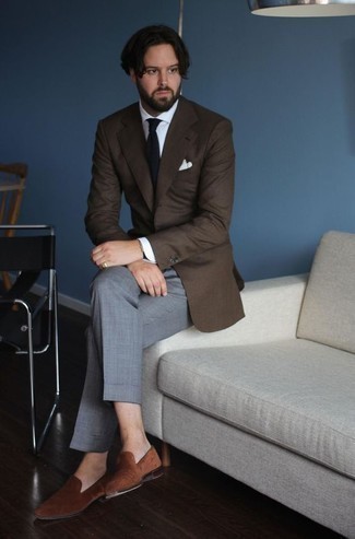 Comment porter une cravate bleu marine à 30 ans: Pense à harmoniser un blazer marron foncé avec une cravate bleu marine pour une silhouette classique et raffinée. Tu veux y aller doucement avec les chaussures? Opte pour une paire de slippers en velours marron pour la journée.