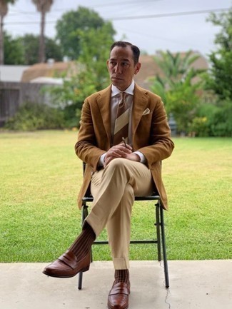 Comment porter une cravate marron pour un style elégantes après 50 ans: Associe un blazer marron clair avec une cravate marron pour un look classique et élégant. Décoince cette tenue avec une paire de slippers en cuir marron.