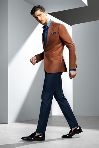 Un blazer à porter avec une chemise de ville bleu marine quand il fait chaud à 20 ans: Choisis un blazer et une chemise de ville bleu marine pour un look pointu et élégant. Une paire de slippers en cuir noirs est une option judicieux pour complèter cette tenue.