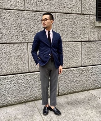 Comment porter un pantalon de costume gris avec des slippers en cuir noirs: Choisis un blazer bleu marine et un pantalon de costume gris pour un look classique et élégant. Une paire de slippers en cuir noirs est une option parfait pour complèter cette tenue.