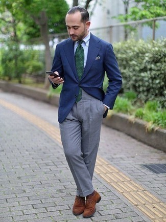 Comment porter une cravate imprimée olive: Associe un blazer bleu marine avec une cravate imprimée olive pour un look classique et élégant. Une paire de chaussures richelieu en daim marron est une option avisé pour complèter cette tenue.