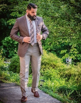 Comment porter une cravate marron clair en été: Choisis un blazer marron et une cravate marron clair pour dégager classe et sophistication. Jouez la carte décontractée pour les chaussures et fais d'une paire de slippers en cuir marron ton choix de souliers. Un look très sympa, il va t’inspirer pour cette saison estivale.