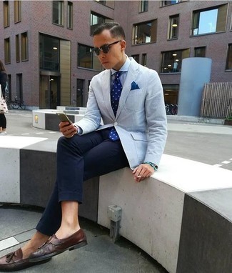Comment porter un blazer bleu clair avec un pantalon de costume bleu marine à 30 ans: Associe un blazer bleu clair avec un pantalon de costume bleu marine pour un look pointu et élégant. Complète ce look avec une paire de mocassins à pampilles en cuir marron.